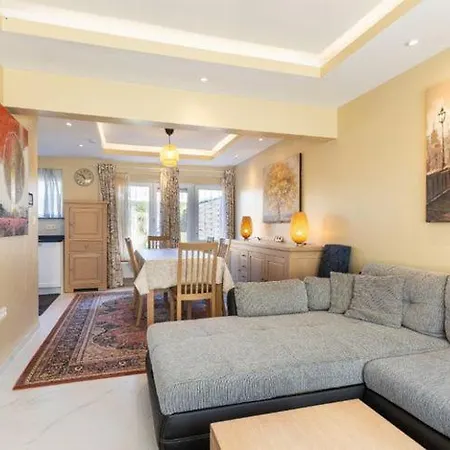 Vakantiehuis Cosy House With 3 And Garden Near